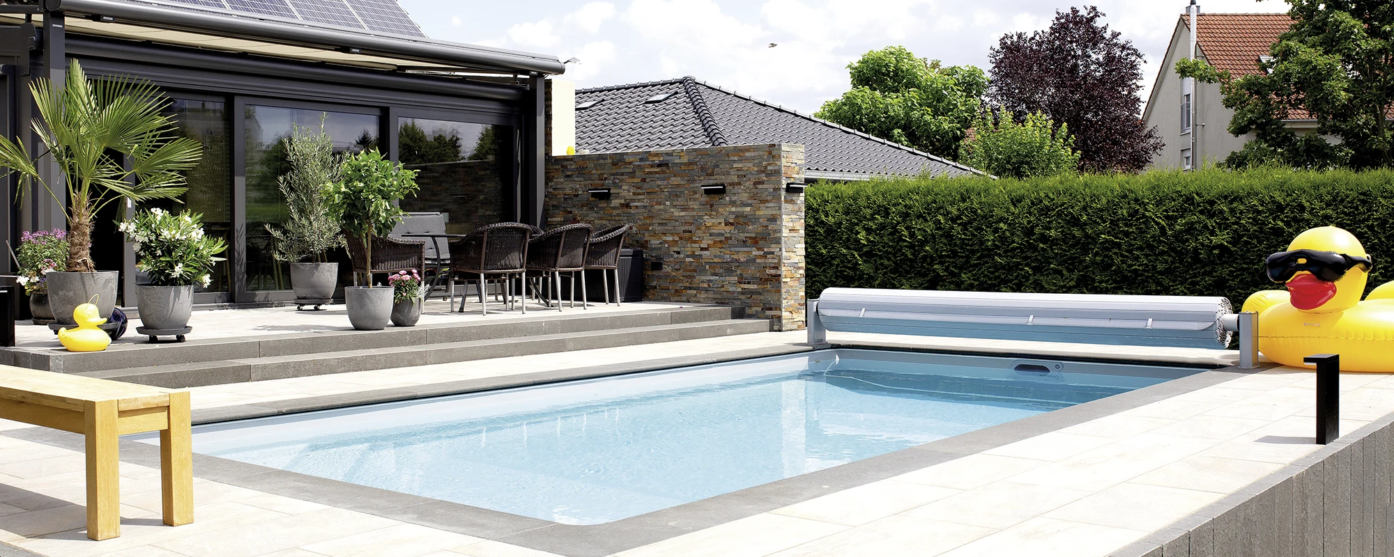 Poolbau mit Gartengestaltung